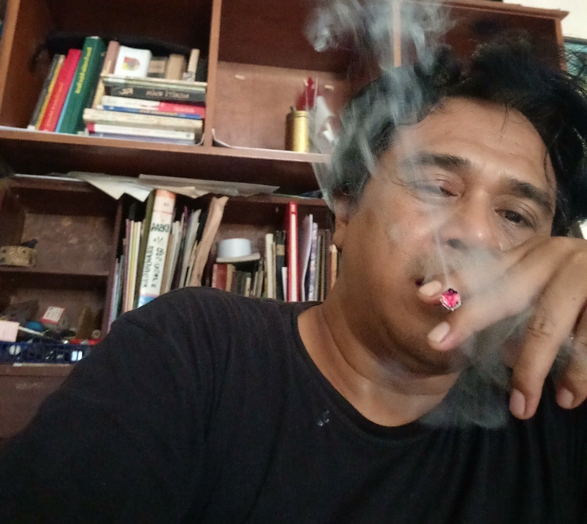 IwankusumaNdut's tweet photo. aku masih disini ditempat yang biasa bikin bakgrabak n blakrakan cung. awakmu nandi
#skrd
#meluasmembumi https://t.co/MbauE3F8nx