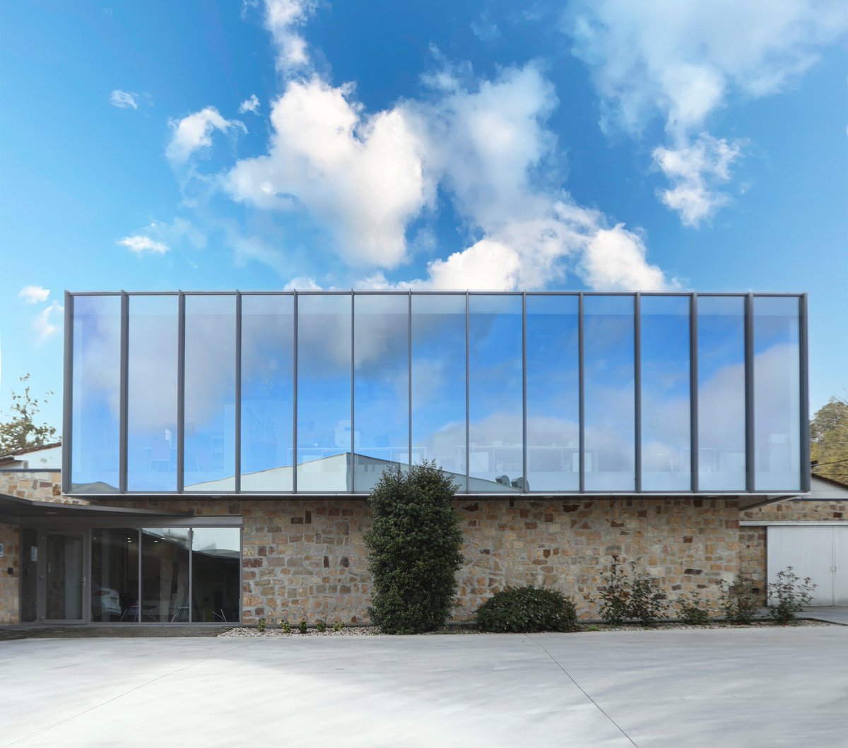 bod_tech's tweet image. Un proyecto donde creemos haber conseguido fundir con éxito el entorno rural con la arquitectura, la tecnología y la industria, lo que lo convierte en uno de nuestros proyectos más queridos. ❤️
#HUMAN #HumanArchitecture #agroindustry