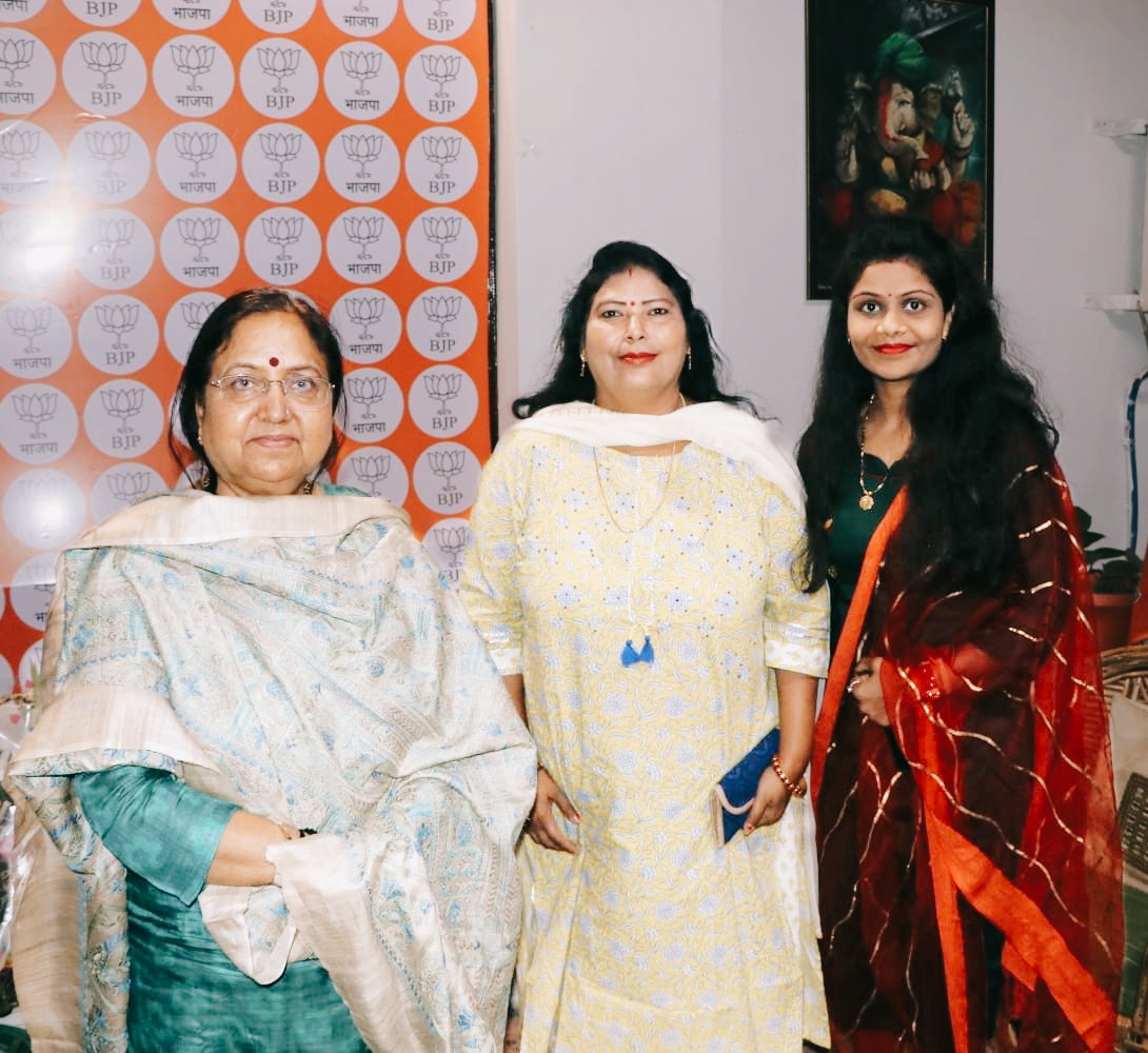 RohitRaikwar's tweet photo. Honour to working with Ex Governor of #Uttrakhand @babyranimaurya aunty ji &amp; now She may be become Deputy Chief Minister of Uttar Pradesh. I successfully handled her election campaign still doing my job. https://t.co/3boOEDjEVX