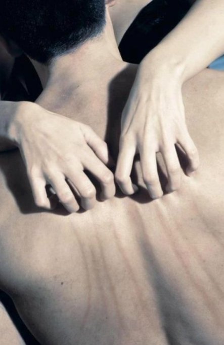 Yeni bir soluk almak gibiydi,
Seninle her "Anı" yaşamak...
Dudaklarımda tutkuya sana olan özlemine ait haykırış lar...
Sadece dokunuşlar in beni dizginliyor👉 suç ortağım sensin 🧿#istanbul
#tutku #ihtiras