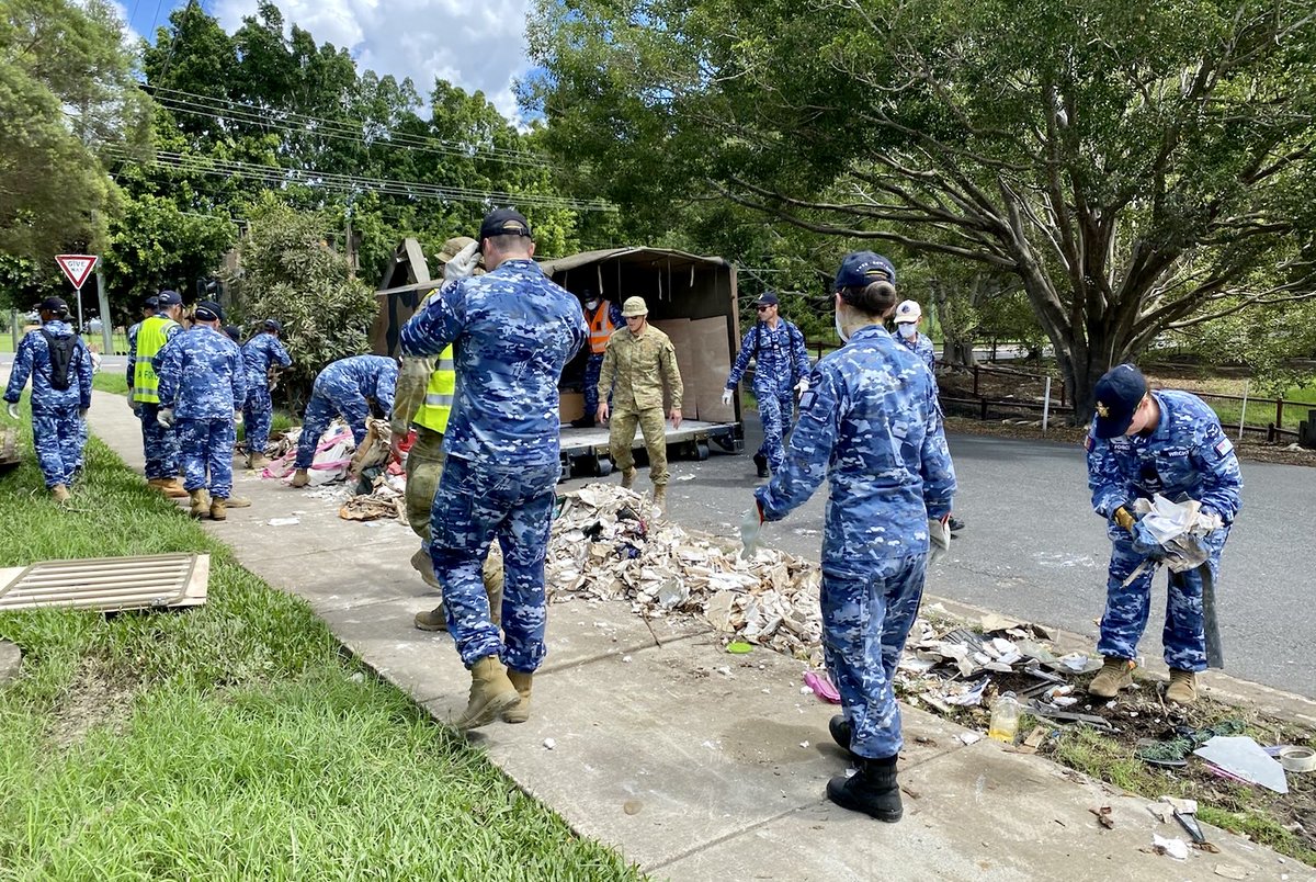 DefenceAust's tweet photo. Help following #QLDFloods continues in #Ipswich. 👏

@AusAirForce aviators from RAAF Base Amberley are assisting #Bundamba &amp; #Booval residents with flood relief efforts. They will also conduct reconnaissance &amp; planning for tasks beyond the Ipswich area.

#YourADF #OpFloodAssist https://t.co/IlHqrfLkjd