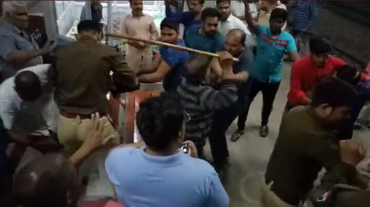 mediaamantra's tweet photo. कन्नौज में @RPF_INDIA सहित @upgrp_hq ने पत्रकारो पर किया लाठीचार्ज,नशे में धुत पुलिस कर्मी चाय ��ी दुकान रखे युवक से कर रहे थे अवैध वसूली, न देने पर "दुकानदार को जमकर पीटा, कवरेज करने पर पत्रकारो से की अभद्रता, कन्नौज रेलवे स्टेशन का मामला। @RailMinIndia @Uppolice https://t.co/Z8Np7H2qOs