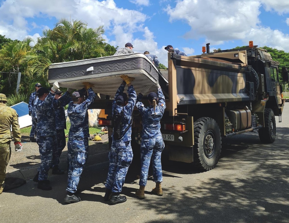 DefenceAust's tweet photo. Help following #QLDFloods continues in #Ipswich. 👏

@AusAirForce aviators from RAAF Base Amberley are assisting #Bundamba &amp; #Booval residents with flood relief efforts. They will also conduct reconnaissance &amp; planning for tasks beyond the Ipswich area.

#YourADF #OpFloodAssist https://t.co/IlHqrfLkjd