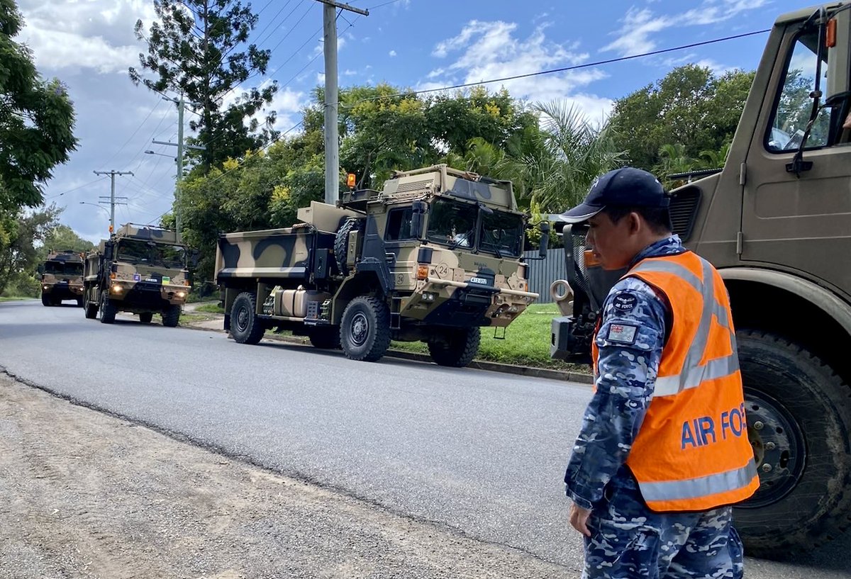 DefenceAust's tweet photo. Help following #QLDFloods continues in #Ipswich. 👏

@AusAirForce aviators from RAAF Base Amberley are assisting #Bundamba &amp; #Booval residents with flood relief efforts. They will also conduct reconnaissance &amp; planning for tasks beyond the Ipswich area.

#YourADF #OpFloodAssist https://t.co/IlHqrfLkjd