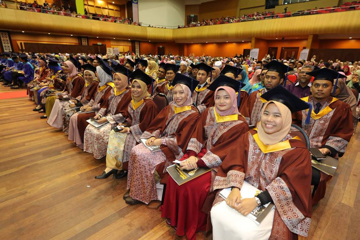 Jom kita Imbas kembali Majlis Konvokesyen USIM ke -17 (Sidang 1) pada tahun ? melibatkan Fakulti Perubatan dan Sains Kesihatan (FPSK). 

Tak lama lagi kita akan meraikan bakal graduan FPSK pada 30 Mac ini. Anda sudah sedia ke? 

<a href="/FPSKUSIM/">FPSKUSIMOFFICIAL</a>
#IntegrasiIlmuNaqliAqli
#USIM