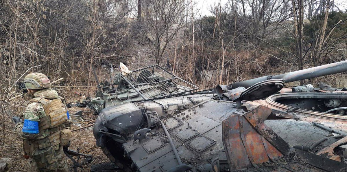 RALee85's tweet photo. Two more Russian T-72B3 tanks, including one with a roof screen whose turret was blown off the hull. 2/ https://t.co/Yin1dwdi31
