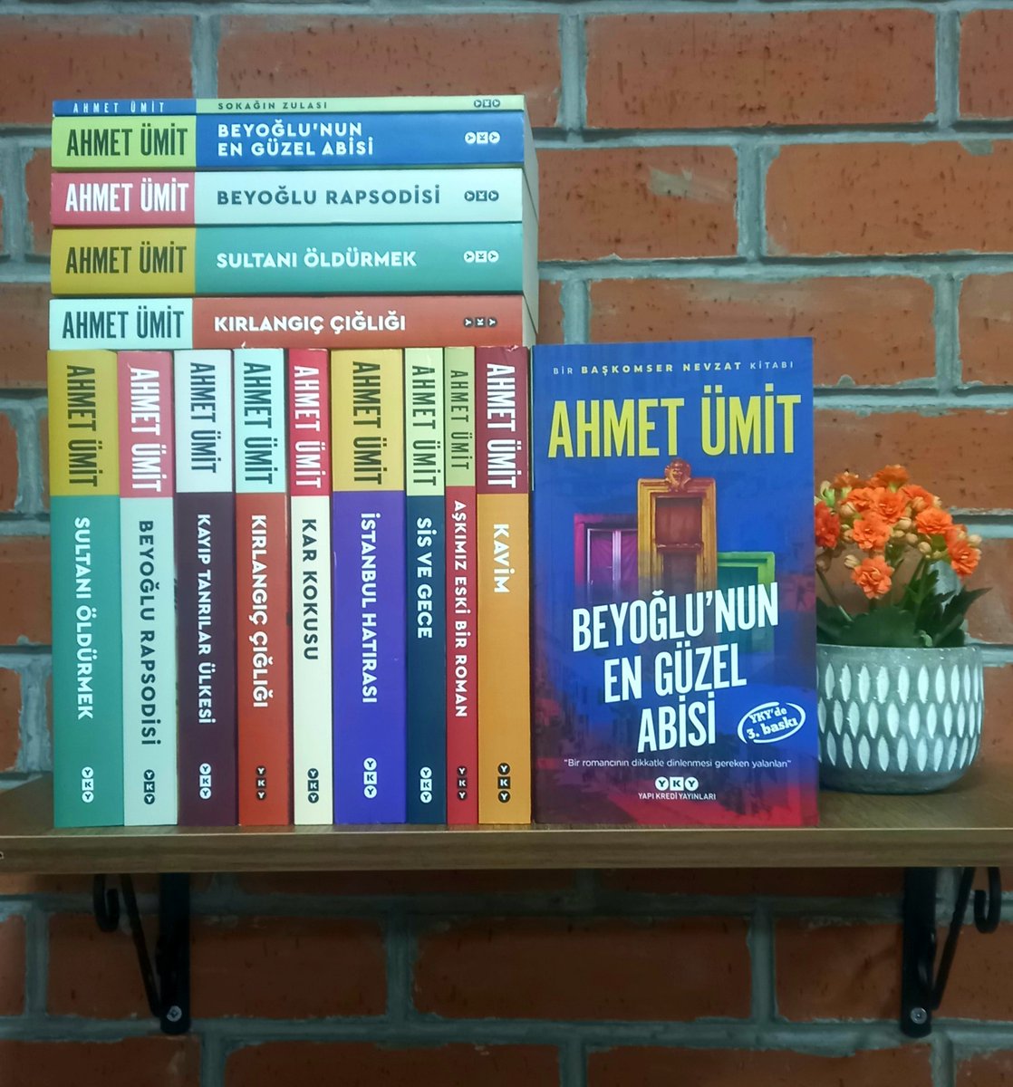 kitapmil's tweet photo. Beyoğlu’nun En Güzel Abisi, Ahmet Ümit

Beyoğlu’nun tekinsiz arka sokakları… Senenin ilk karı düşerken Tarlabaşı’nın yakışıklı delikanlısı katiline burukça güler ve ruhunu teslim eder.

https://t.co/LYmLqJ2XhN 
Kitapmil Ekibi 

@baskomsernevzat #kitapmil #kitapmilekip https://t.co/kotRhRoxSA
