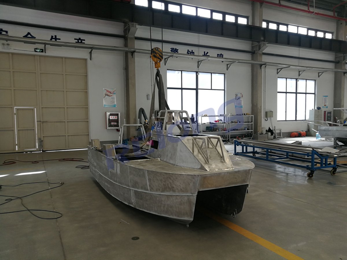 relong01's tweet photo. Relong 5 m type amphibian aquatic weed cutter hull are in production, it  could equip with rake， cutter，pump etc attachments specialized making for the small lake &amp;pond owners . 
#amphibiousboat
#amphibiousship
#amphibiousharvester
#aluminumboat
#aluminumharvester https://t.co/j86ssvF2uj