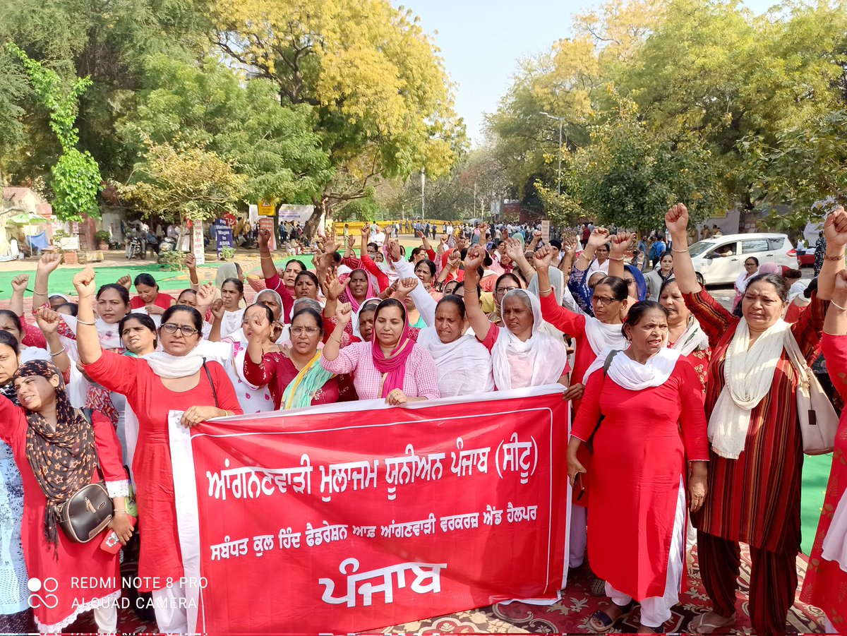 aifawh's tweet photo. आंगनवाड़ी, आशा और मिड डे मील वर्कर्स आज जंतर मंतर पर संसद मार्च में भागीदारी करते हुए #citu #2daysGeneralStrike #KisanMajdoorEktaZindabaad https://t.co/lvSgKyKUlv