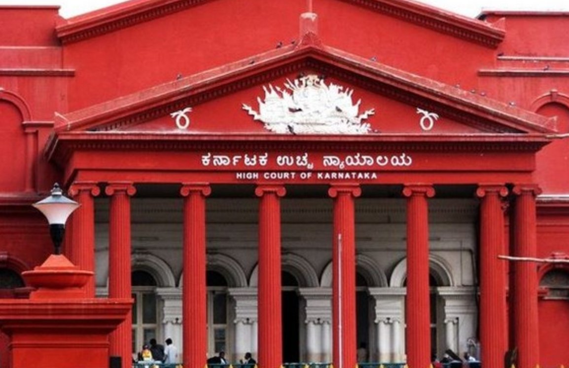 EconomicTimes's tweet photo. Karnataka HC says wearing Hijab is not an essential religious practice of Islam.
Track latest news updates here https://t.co/rMVN4QFngj  
#HijabRow #HijabVerdict https://t.co/4Lmnsk08KF