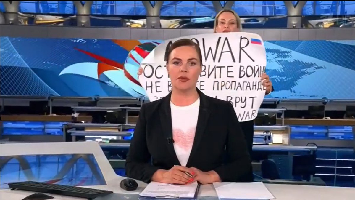 RFI's tweet image. Russie: une militante opposée à la guerre en Ukraine interrompt le principal journal télévisé russe rfi.my/8Fcd.t