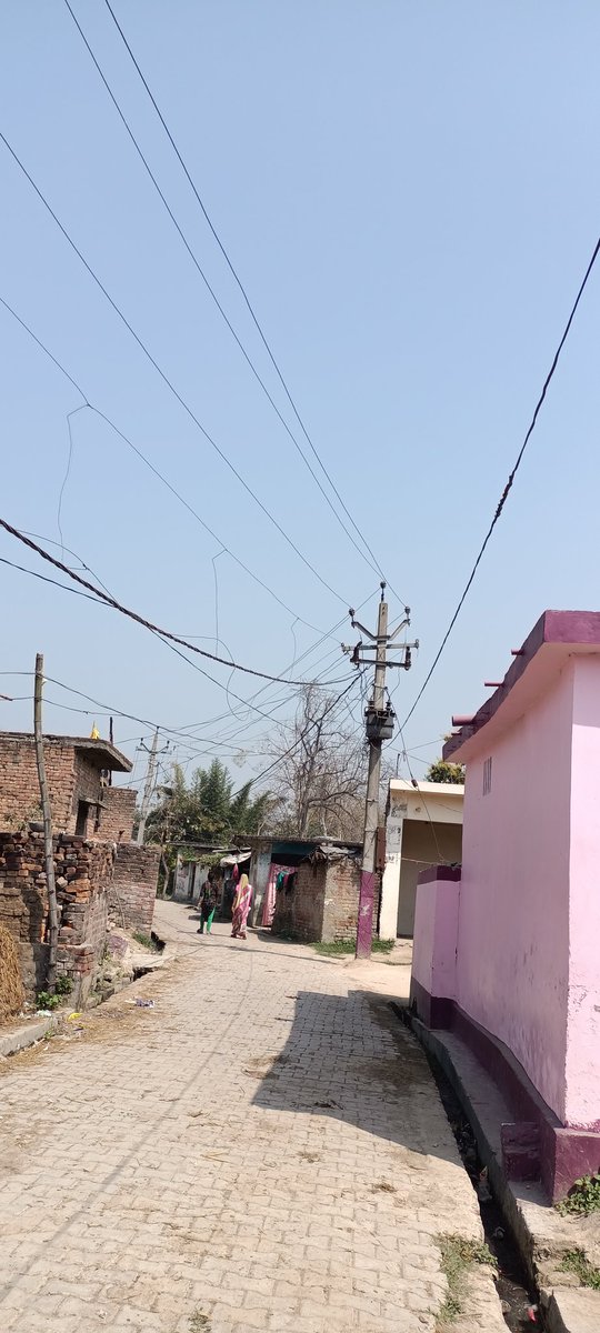 Purusho75375822's tweet photo. ग्राम धुसुरी खुर्द मे गांव में 11000 वोल्ट्स के जर्जर तार हैं महोदय इन तारों को हटा कर केबल के तार लगाने की कृपा करें
@UPPCLLKO @puvvnlsdnagar https://t.co/eqawqz4HsZ