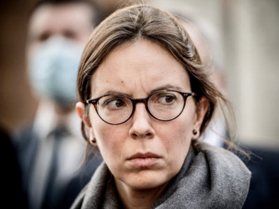 EnModeMacaron's tweet photo. Donc depuis fin décembre aucun grand média ne parle de l’affaire Amélie de Montchalin, elle ne démissionne pas et on oublie tout?😳

RT si tu veux faire le buzz contre cette ministre pourrie!😡 https://t.co/o4ngZXSKvX