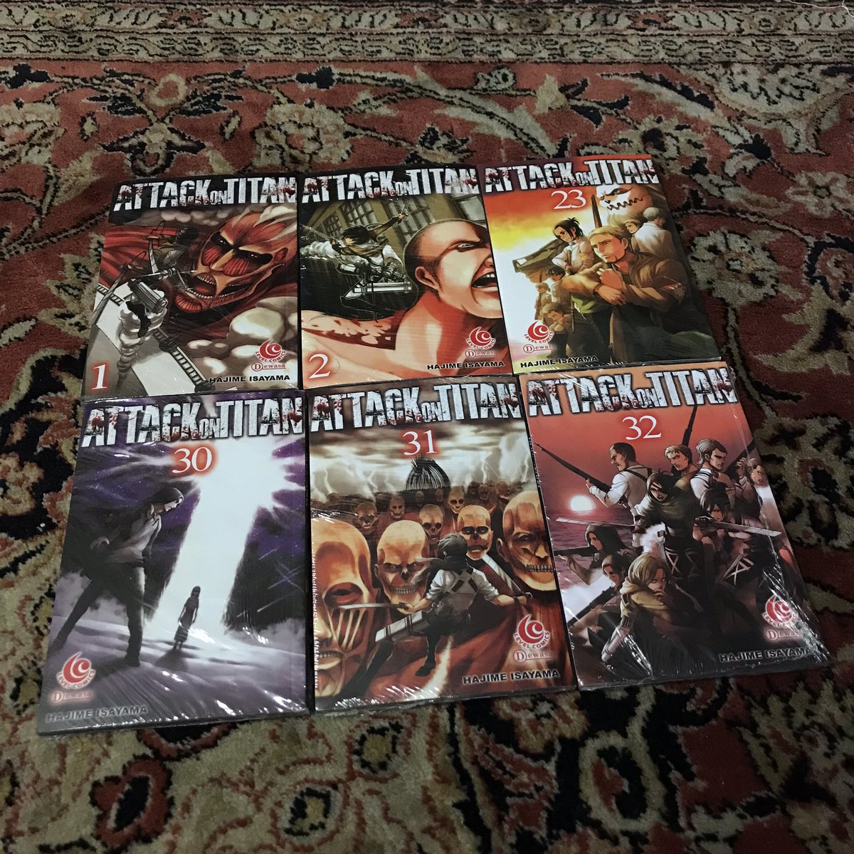 darth_eagle's tweet photo. Gotten my next set of @comic_lxlc Attack on Titan Manga via Shopee! 😍👍🏻
Seller indeed delivered exactly what I ordered so will give good feedbacks. 

Now left to HUNT for AoT Vol 17! 😵‍💫WHY the Volume so hard to locate on Shopee? 😭

#levelcomics #AttackOnTitan #AoT #進撃の巨人 https://t.co/6nkGkR13Pg
