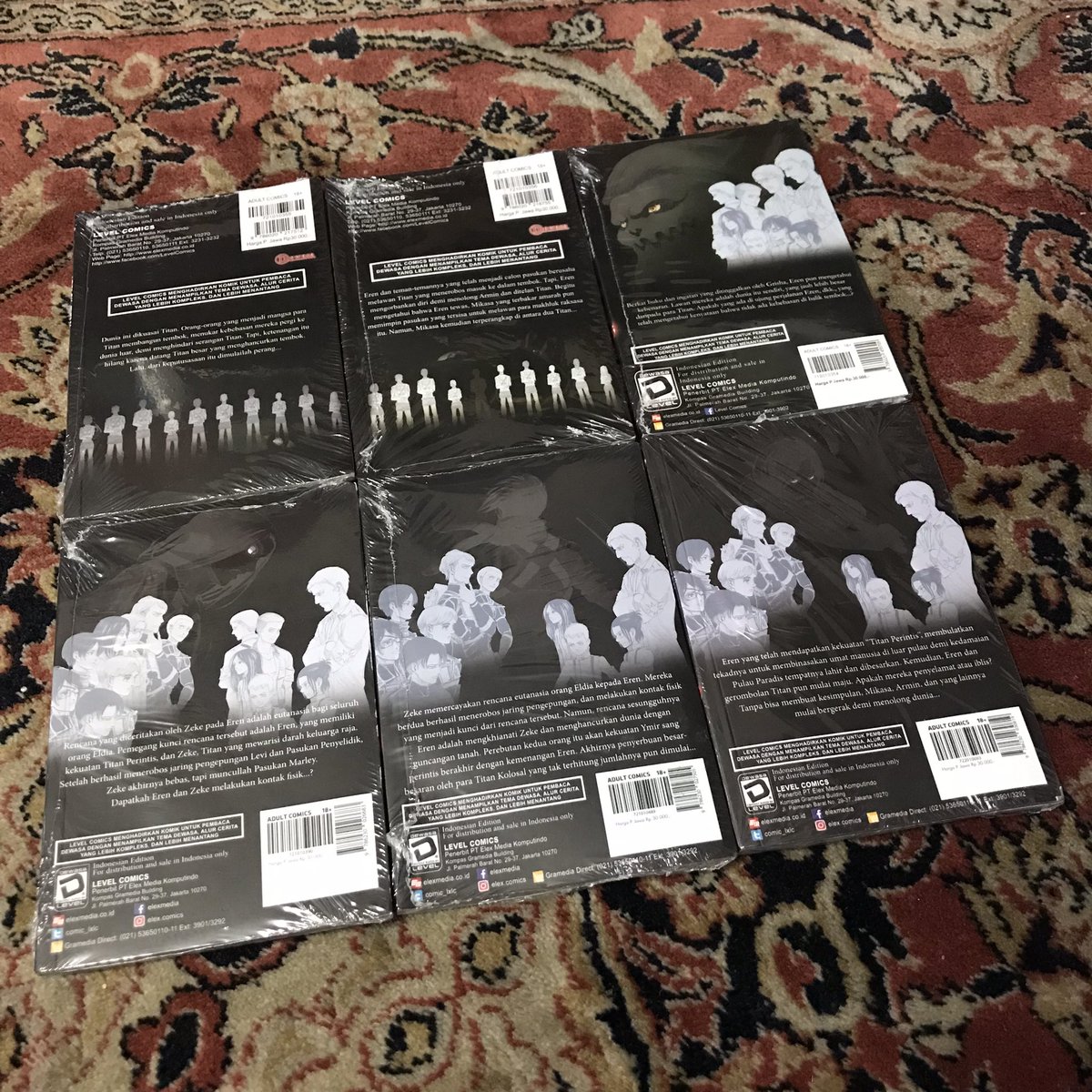 darth_eagle's tweet photo. Gotten my next set of @comic_lxlc Attack on Titan Manga via Shopee! 😍👍🏻
Seller indeed delivered exactly what I ordered so will give good feedbacks. 

Now left to HUNT for AoT Vol 17! 😵‍💫WHY the Volume so hard to locate on Shopee? 😭

#levelcomics #AttackOnTitan #AoT #進撃の巨人 https://t.co/6nkGkR13Pg