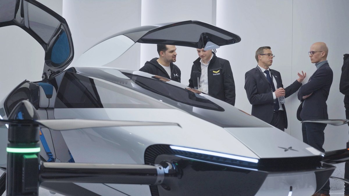 globaltimesnews's tweet photo. XPeng X2, the latest generation of flying vehicles developed by HT Aero, an urban air mobility company affiliated with Chinese #EV firm XPeng, arrived in Europe for the first time, arousing wide attention in local political and industrial circles, the company said on Tuesday. https://t.co/oRgBlqwdxs