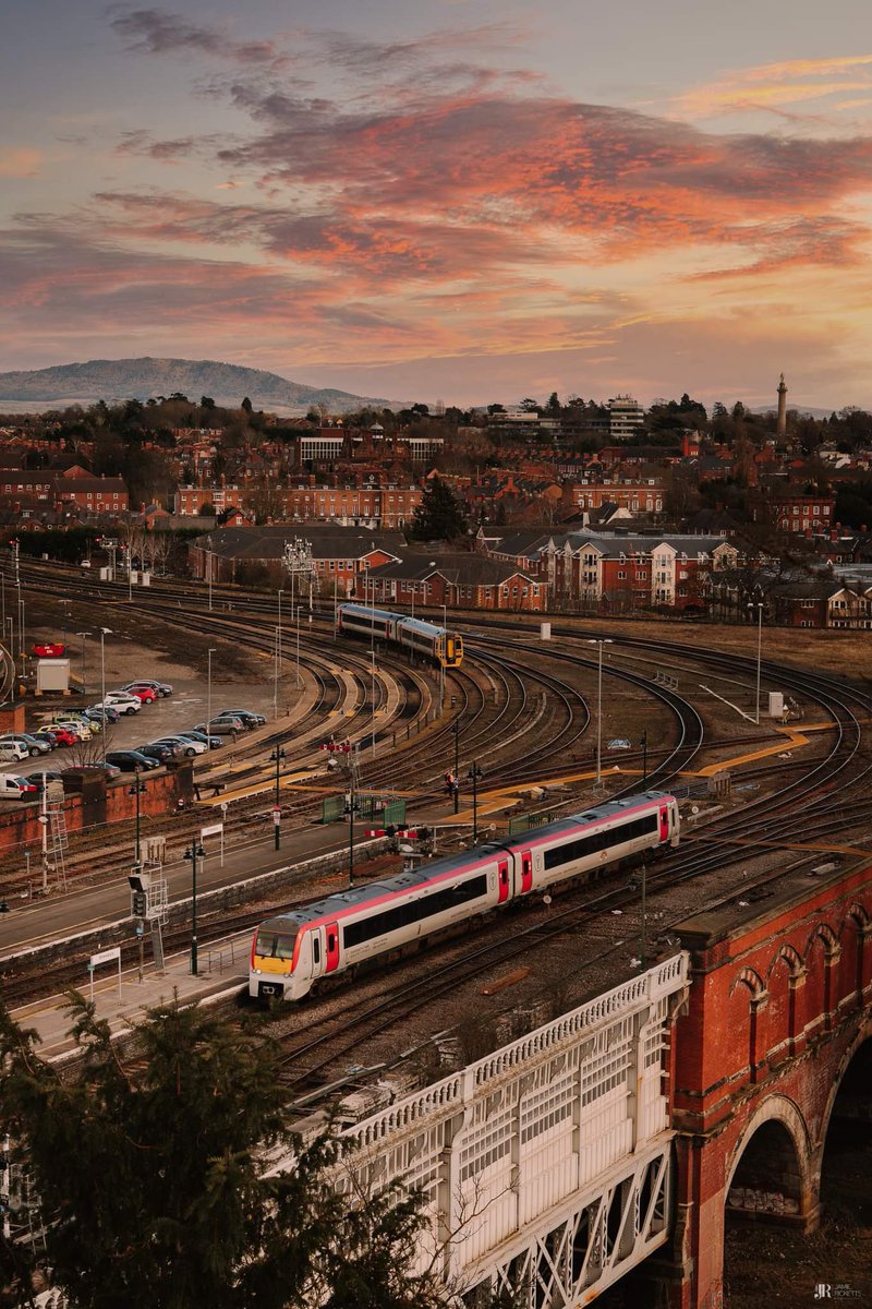 Unplanned photographs sometimes turn out to be the best ones ❤️📸

Such a great view overlooking Shrewsbury Railway Station.

© JR.

#Shrewsbury #Shropshire #ShropshireLandscape