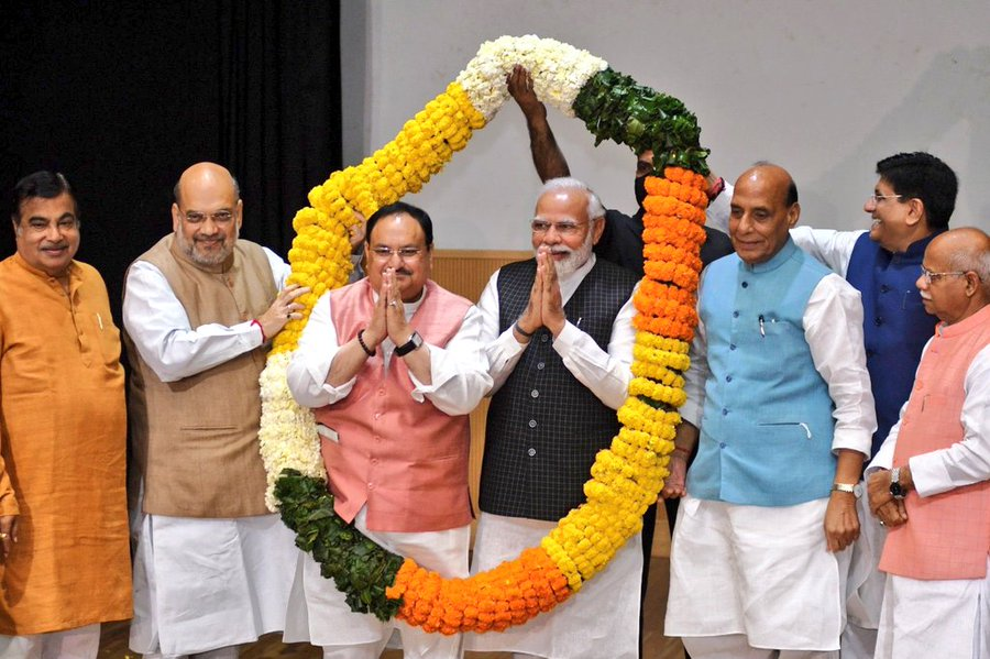akhileshsharma1's tweet photo. बीजेपी अध्यक्ष जे पी नड्डा दूर खड़े थे। माला पहनने की बारी आई तो पीएम मोदी ने उन्हें अपनी ओर खींच लिया। माला में उन्हें भी अपने साथ लिया। संदेश दिया कि जीत सबकी है। https://t.co/cvV8sNnW8f
