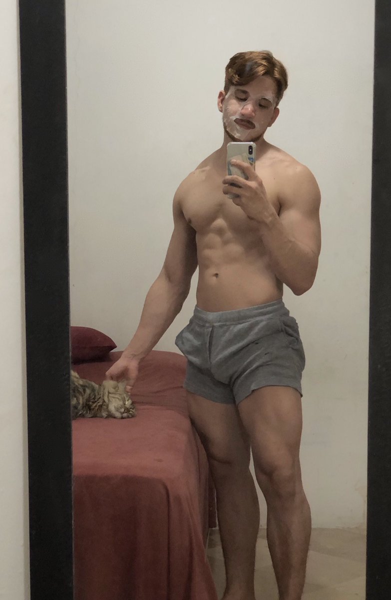 Para lo que vienen, una foto chones con la Bebe 😍👨🏻‍🦰😏
#gym #selfie #night #ginger
