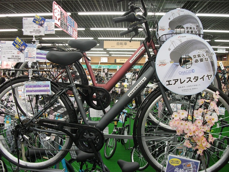 labi1_takasaki's tweet photo. 空気入れの必要なし!チューブがないからパンクもしない! #エアレスタイヤ 仕様の自転車 #CHACLE (チャクル)の販売開始いたしました🚴🥰
従来のノーパンク車と異なり、乗り心地が良く、取り扱いも軽く快適となっております🎶
是非一度当店地下1階 #自転車 コーナーにてご覧ください😄
#チャクル https://t.co/JaBVFYUqMI