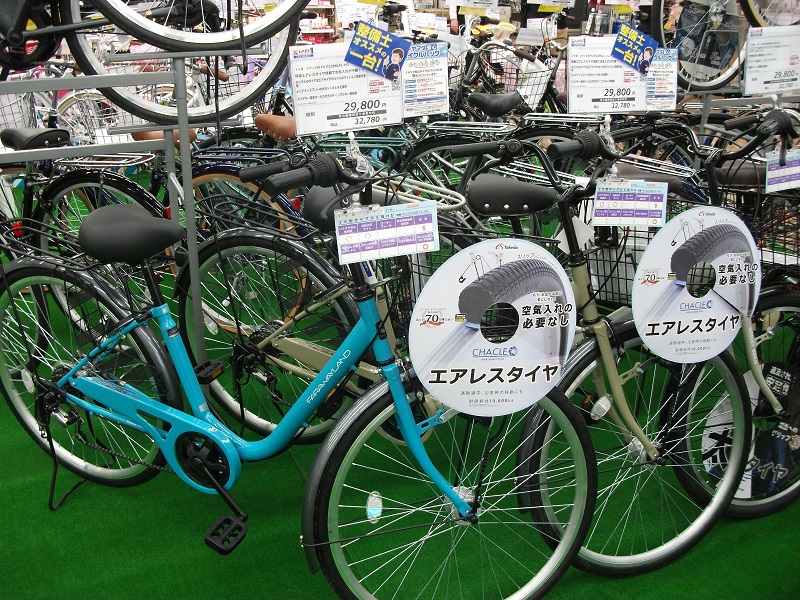 labi1_takasaki's tweet photo. 空気入れの必要なし!チューブがないからパンクもしない! #エアレスタイヤ 仕様の自転車 #CHACLE (チャクル)の販売開始いたしました🚴🥰
従来のノーパンク車と異なり、乗り心地が良く、取り扱いも軽く快適となっております🎶
是非一度当店地下1階 #自転車 コーナーにてご覧ください😄
#チャクル https://t.co/JaBVFYUqMI