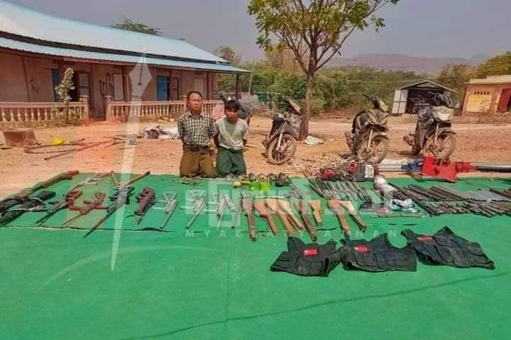 2men from ThaeTaw Village, Yesagyo Tsp,Magway,as accused of having links with PDF, were propagandised by Janta by taking photos with weapons, yesterday. 

#WarCrimesOfJunta #2022Mar15Coup #WhatsHappeningInMyanmar