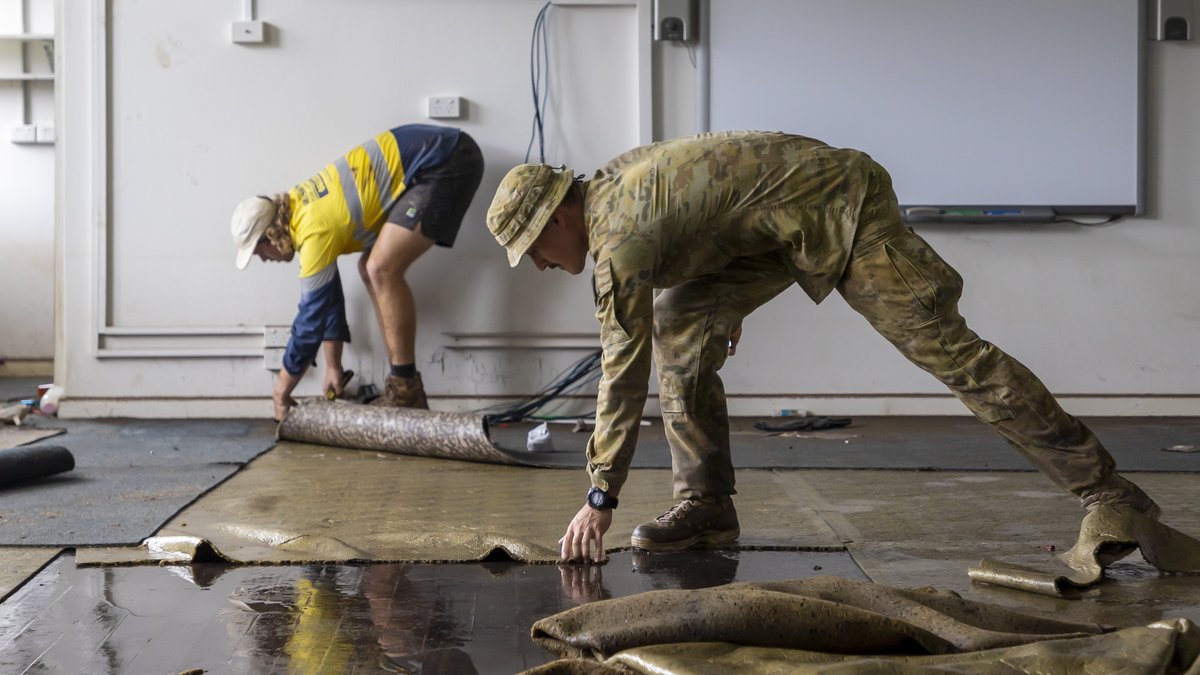 DefenceAust's tweet photo. Nyangbul community leader Uncle Chris Binge has thanked #YourADF’s 5th Engineer Regiment for helping to put #CabbageTreeIsland on the path to recovery by cleaning up a primary school, medical centre & homes after the #NSWFloods. ❤️
📖https://t.co/p9rgH9tYWm
#OpFloodAssist https://t.co/hDk7pvaxwH