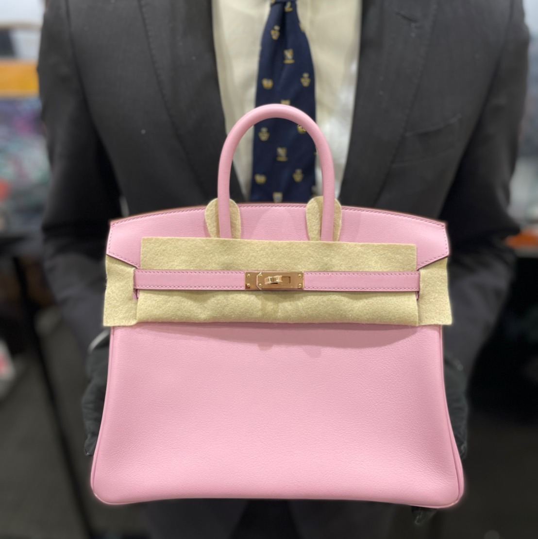 grare_ginza's tweet photo. 😍一目惚れ！優しい大人PINK😍
『#モーヴシルベストル』が入荷中です！
ほんのりパープルがかった大人PINKにメロメロですね💗
#バーキン　#エルメス銀座　#エルメスバーキン　#バーキン25　#hermesginza #hermesbirkin25 https://t.co/ApsqZRdxQi