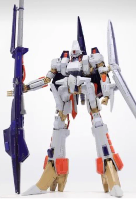 #ガンダムゼータプラスの「人型を外した立ち姿勢」「MSには珍しい肩形状」「フロントスカート無し」「長大なビーム砲」「ムーバブルフレーム」エルガイムMk-IIの斬新すぎるのをMSの記号でうまくまとめた様にも見えて興味深い 
