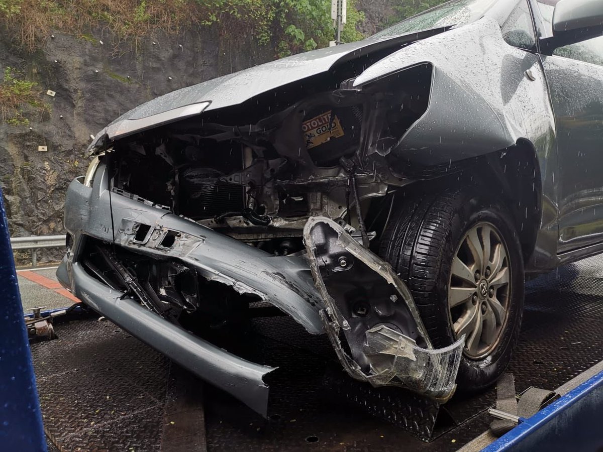 umar_dragon_xD's tweet photo. @_friedciken 18/12 Kereta harungi banjir nak ambil isteri dgn adik2 ipar dkt rumah die kt KL dri shah alam, otw tu pengantin lelaki (saya) accident, the feeling rasa mcm kena cancel wedding tu tp harungi jugk walau hati masih terkejut sbb first time accident https://t.co/PAOZXXGtmP