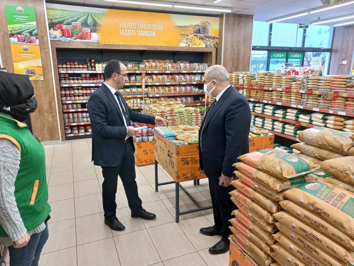 Sakarya Ticaret İl Müdürü Emre ATMACA,Bölge Müdürümüz Fırat SUNGUR'u makamında ziyaret ederek kurumsal konularda görüş alışverişinde bulundular. Daha sonra Kooperatif Marketimizi ziyaret ederek ürünlerlerimiz hakkında market personelinden bilgi aldı.