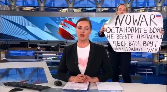 Journalistin #MarinaOwsjannikowa - Mutter Russin, Vater Ukrainer - unterbrach mit einem Plakat die Nachrichtensendung des russischen Staatsfernsehens: "Stoppt den Krieg! Glaubt der Propaganda nicht! Hier werdet ihr belogen!" 
Sie wurde verhaftet. Ihr drohen 15 Jahre Haft. ^bro