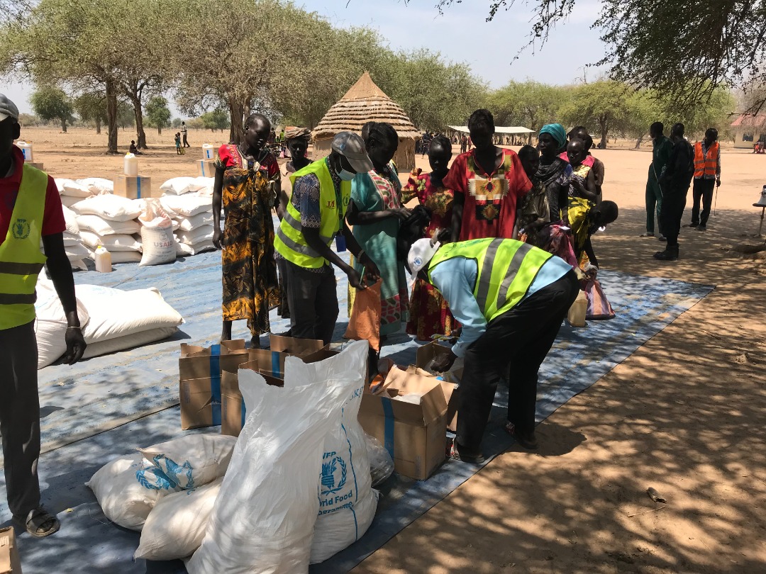 WFP_SouthSudan's tweet photo. After recent displacements in #SouthSudan WFP is supporting IDPs in Twic and Abyei

WFP distributed food to 8000 people in Twic and  5000 people in Abyei
 
⚠️WFP’s resources are stretched and without more funding WFP can't reach the most vulnerable with enough food &amp;  nutrition https://t.co/lwzEqlVq3n