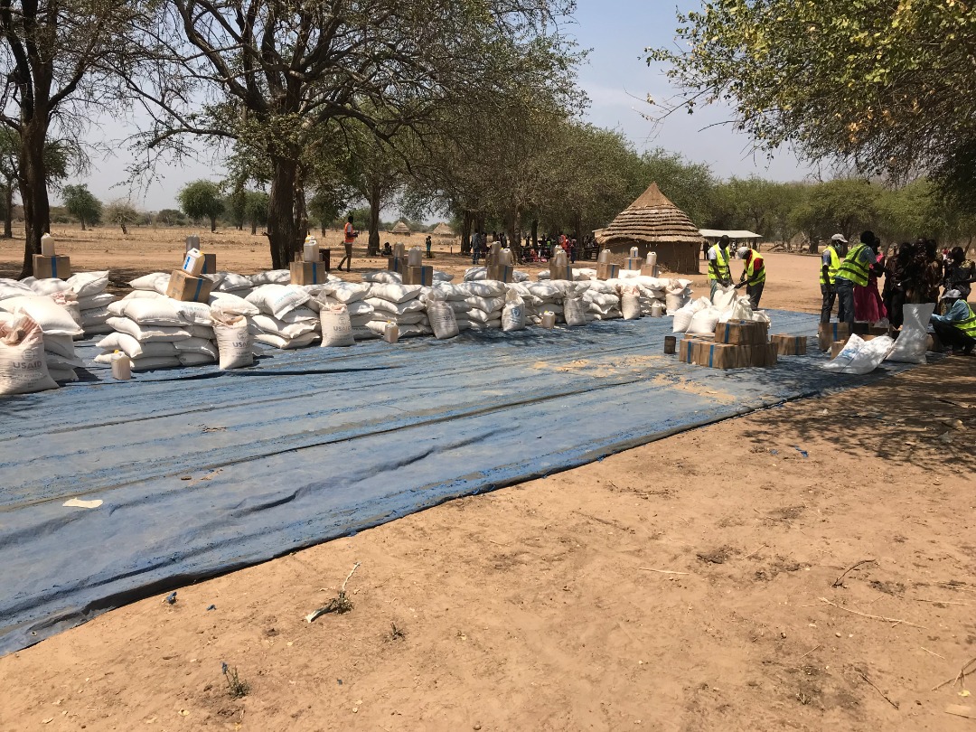 WFP_SouthSudan's tweet photo. After recent displacements in #SouthSudan WFP is supporting IDPs in Twic and Abyei

WFP distributed food to 8000 people in Twic and  5000 people in Abyei
 
⚠️WFP’s resources are stretched and without more funding WFP can't reach the most vulnerable with enough food &amp;  nutrition https://t.co/lwzEqlVq3n