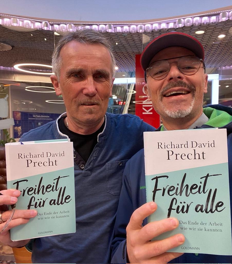 Am Tag des Erscheinens des neuesten Werkes von Richard David Precht, gleich zugeschlagen. 
Es geht ums #Bedingungslose #Grundeinkommen.
