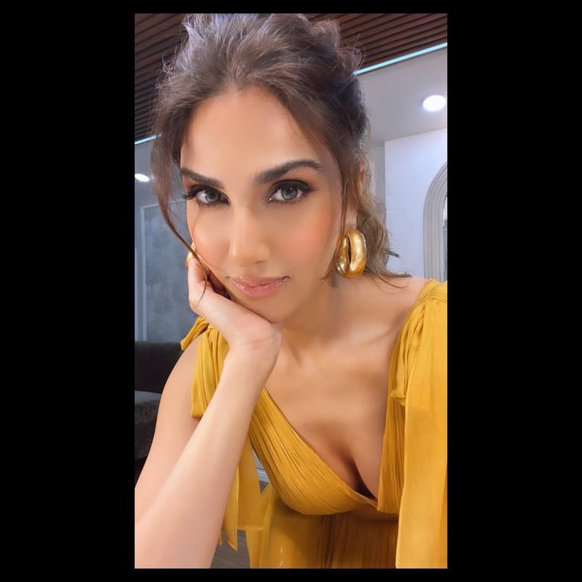 Vaaniofficial's tweet photo. A Tuesday ☀️ https://t.co/W3grcECe8Q