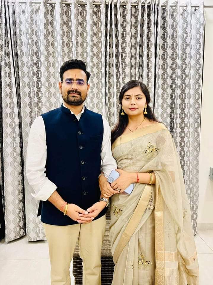 yuvrajrakesh44's tweet photo. शादी की वर्षगांठ मुबारक हो भाई साहब-भाभी जी💐🎂
ईश्वर आपके दाम्पत्य जीवन मे खुशी,प्यार सदैव यू ही बनाये रखे।
@RamniwasGawriya #MLASAHAB
@DrMonikaSaran_ https://t.co/1KayFumsUA