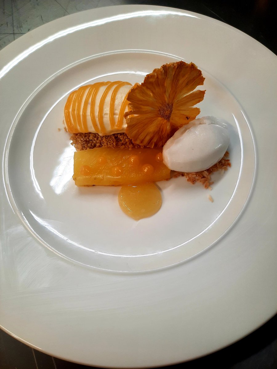 DavisJimmyd84's tweet photo. Trustees Dinner. Honey Glazed Duck for Main Course. Passionfruit Cheesecake, Poached Pineapple, Coconut Sorbet to finish. @racarter98 @ClarkWesty @2EatBedford https://t.co/kaPedsMF3X