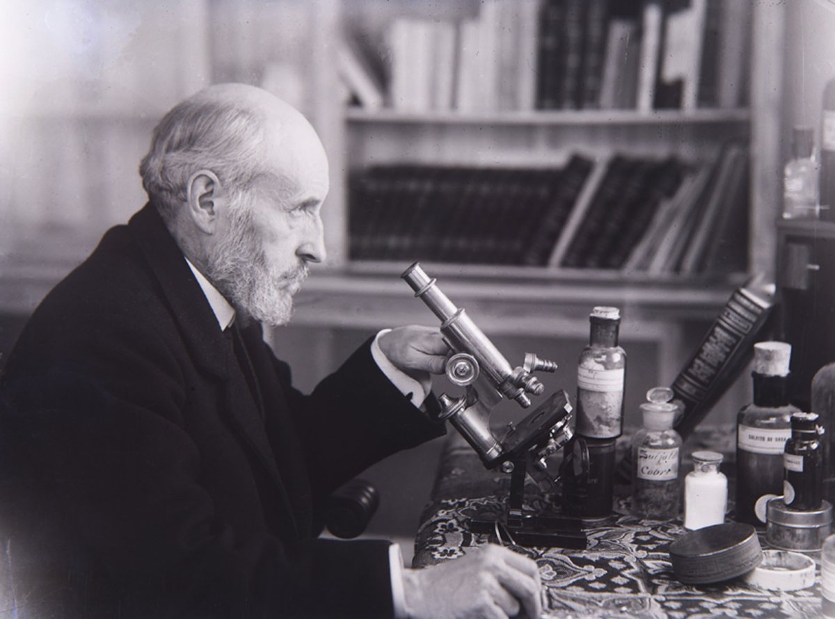 Doctor_Bacteria's tweet photo. Cajal y la ciencia.

"La ciencia, que tanto ha contribuido al arte de matar, quizá acabe por convertir al hombre en animal laborioso, solidario y apacible. 

¡Mas tan bello ideal brilla tan lejano!...". https://t.co/N3mH8lA5zM