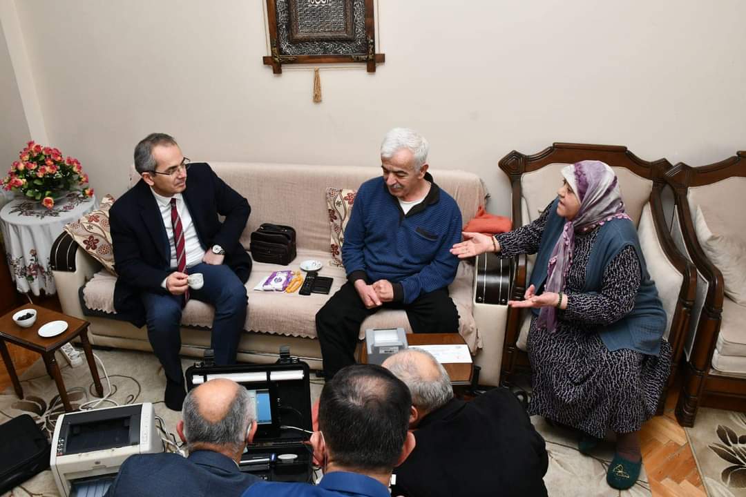 #HayatınızınHerAnında
 #AdresteNüfusHizmeti ile #SizGelemezsenizBizGeliriz sloganıyla bugün Hacı Seyit Ali Mahallesinde  bedensel engelli Mehmet Kurnaz amcamızın TCKK başvurusunu Kaymakamımız Sayın Deniz PİŞKİN
nezaretinde tamamladık. 
<a href="/sefikaygol/">Şefik AYGÖL</a>
<a href="/suleymansoylu/">Süleyman Soylu</a>
<a href="/piskin_deniz/">Deniz Pişkin</a>