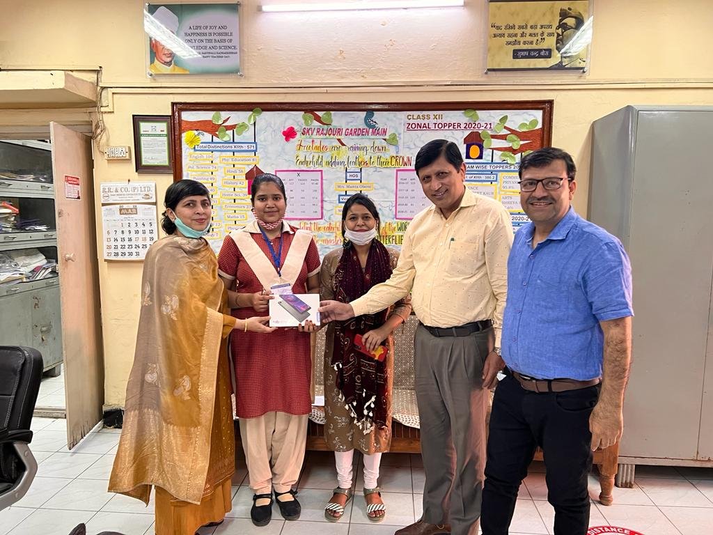 mukeshjain73's tweet photo. Heartly congratulations and best wishes for Nandini class XII student of @RajouriSkvmain
 1515022 
And #NEET2022 aspirant 
Got a tab for her dedication 
@PbpandeyB 
@PreetiNanda14 https://t.co/GyemregdaV