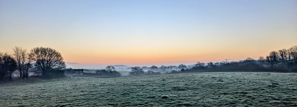 31dooW's tweet photo. Fresh dewy morning in Somerset, going to be nice day #Somerset #morningwalk #earlydogwalk #newday https://t.co/4QtClH5ZFJ