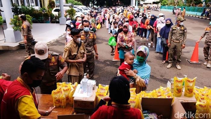 AsokaHei's tweet photo. Problem minyak goreng ini sebabkan Kapolri Jenderal Pol. Sigit Listyo Prabowo memberikan perintah khusus kepada para Kapolda untuk mencari tau penyebab kelangkaan dan mahalnya migor.
#SikatPenimbunMigor https://t.co/8w79rusUgK