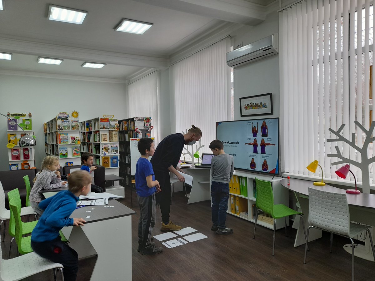 Юным участникам кодинг-клуба «Программируем вместе» не терпится приступить к занятиям за компьютерами. Но придется немного подождать! Ведь для того чтобы обучение программированию шло легко, ребятам необходимо подружиться с алгоритмами.

aodbiblioteka.ru/news/2950/