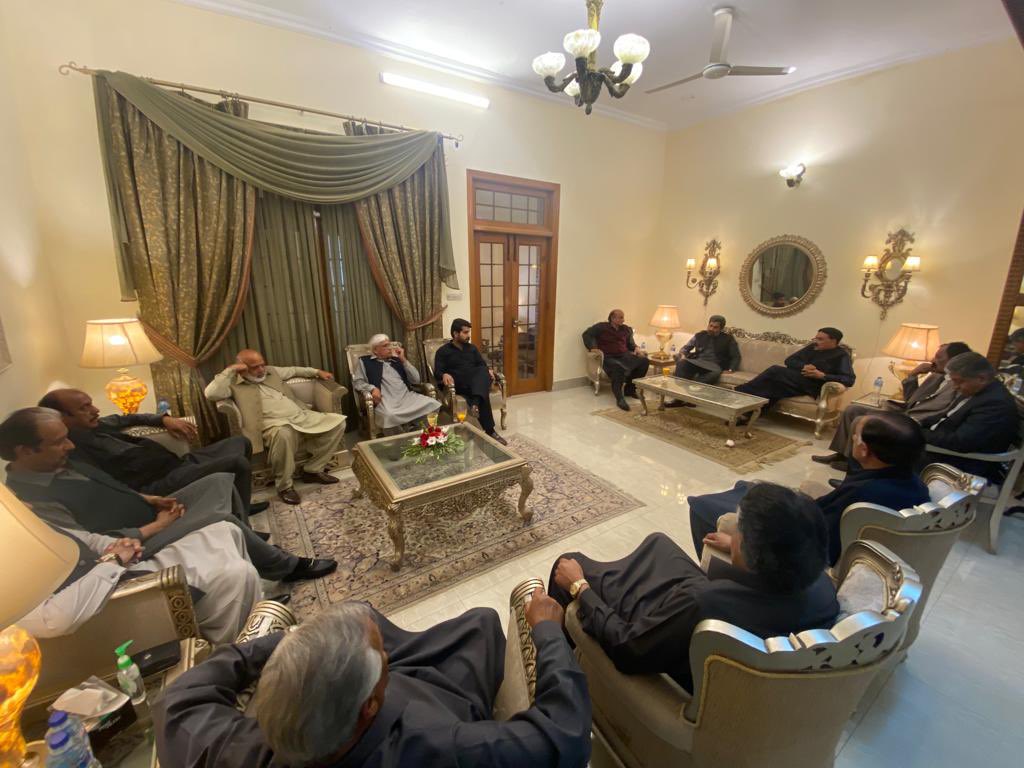 RajaBasharatLAW's tweet photo. وفاقی وزیر داخلہ @ShkhRasheed اور صوبائی وزیر جیل خانہ جات @Fayazchohanpti کا مشکور ہوں کہ وہ میرے گھر تشریف لائے اور میری ہمشیرہ کی وفات پر اظہار افسوس کیا اور مرحومہ کے ایصال ثواب کے لیے فاتحہ خوانی کی۔
#PP14 #Rawalpindi #Dhamial https://t.co/ogFYuGrzvb