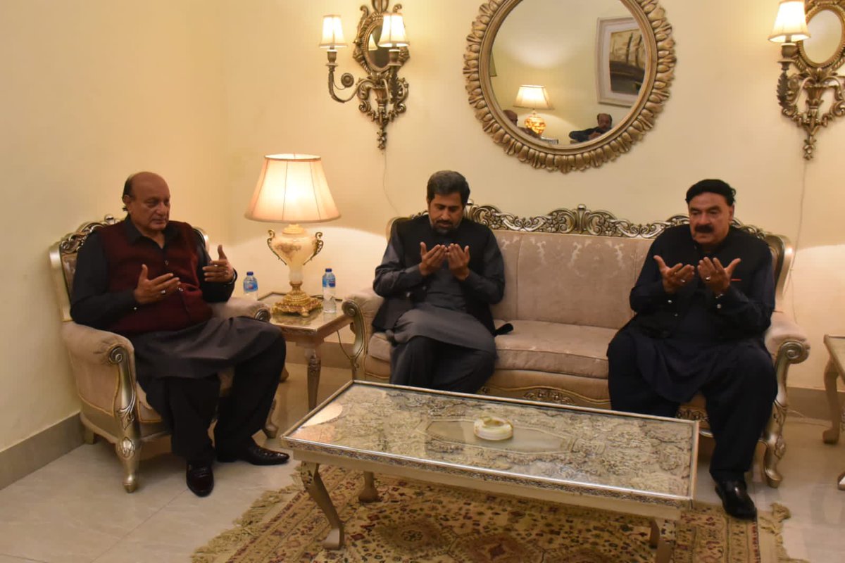 RajaBasharatLAW's tweet photo. وفاقی وزیر داخلہ @ShkhRasheed اور صوبائی وزیر جیل خانہ جات @Fayazchohanpti کا مشکور ہوں کہ وہ میرے گھر تشریف لائے اور میری ہمشیرہ کی وفات پر اظہار افسوس کیا اور مرحومہ کے ایصال ثواب کے لیے فاتحہ خوانی کی۔
#PP14 #Rawalpindi #Dhamial https://t.co/ogFYuGrzvb