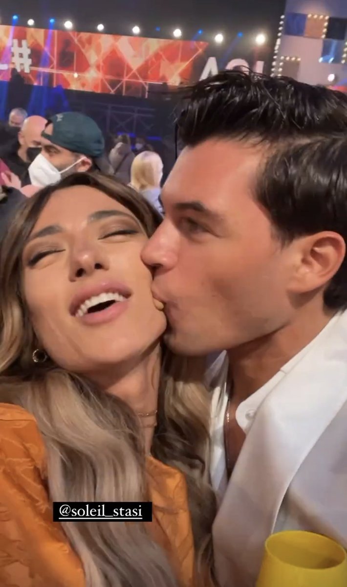 deniiberinde's tweet photo. Il pubblico in studio, pure coi coriandoli che scendono e nelle varie dirette post vittoria, urlavano continuamente il nome di Soleil e questo la dice lunga 🔥

Direi che lei ha vinto sotto tutti i punti (amicizia, lavoro, amore da parte del pubblico) 

#solearmy #gfvip #solphie https://t.co/lwDucVMM4R