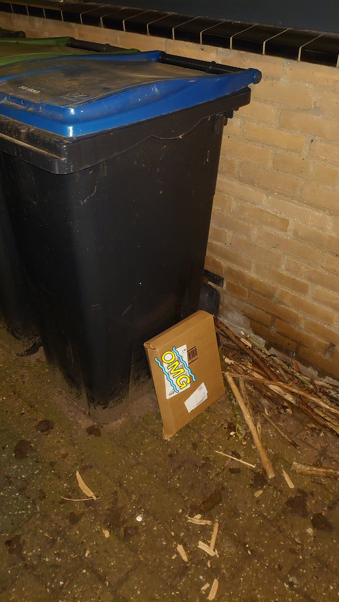 Janssuhhh's tweet photo. @DHLNL #hoedan Bezorger belt aan, wacht 20 seconden en laat het pakketje bij de container achter.. Niet naar de buren (waar op dat moment 2 auto's voor de deur staan, dus hoogstwaarschijnlijk thuis), nee gewoon zo achterlaten .. 😤 https://t.co/q7MqJL17x7