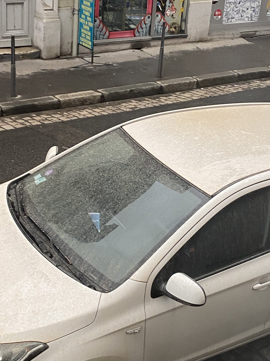 laurynchrp's tweet photo. Whoaaa le délire les voitures à Lyon elles sont pleines de sables c’est le Sahara donc ????? https://t.co/gZoamzNjfd