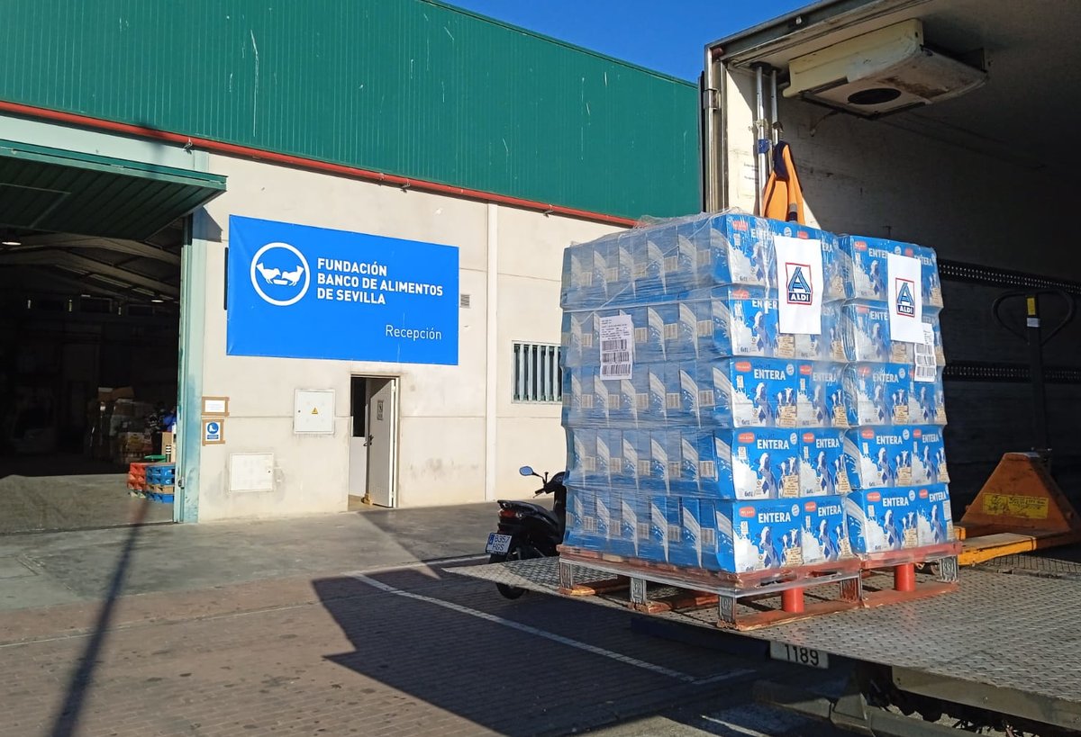 Aldi_es's tweet photo. 🤝🛒 Desde #ALDI donaremos 27 toneladas de productos a los Bancos de Alimentos asociados a la @fesbal_org manteniendo nuestro compromiso con las familias más vulnerables de España. #CompromisoALDI https://t.co/VtgsUHtKYn